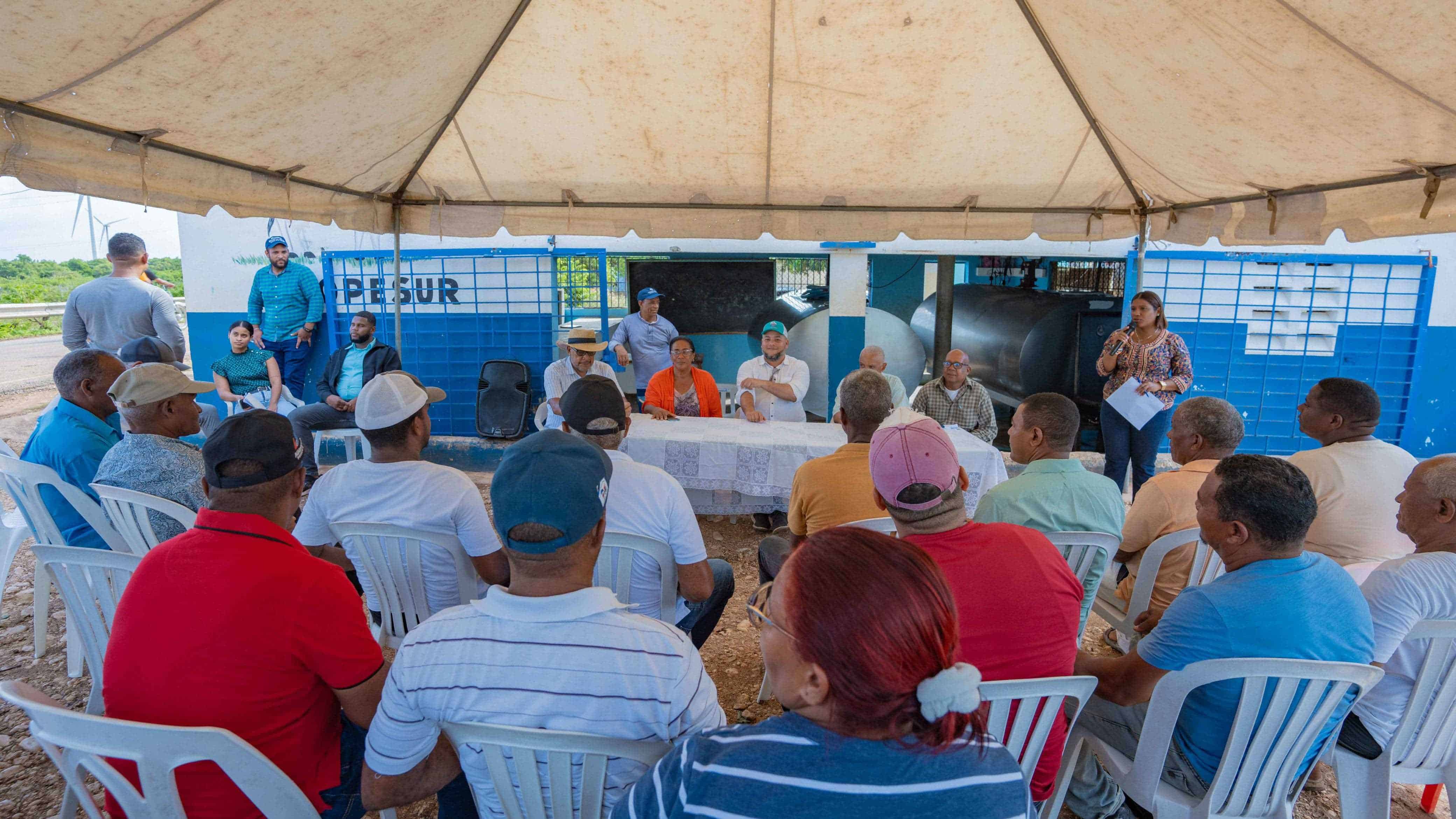 Autoridades del Fondo Especial para el Desarrollo Agropecuario (FEDA) se reunieron con productores de la zona de Enriquillo.