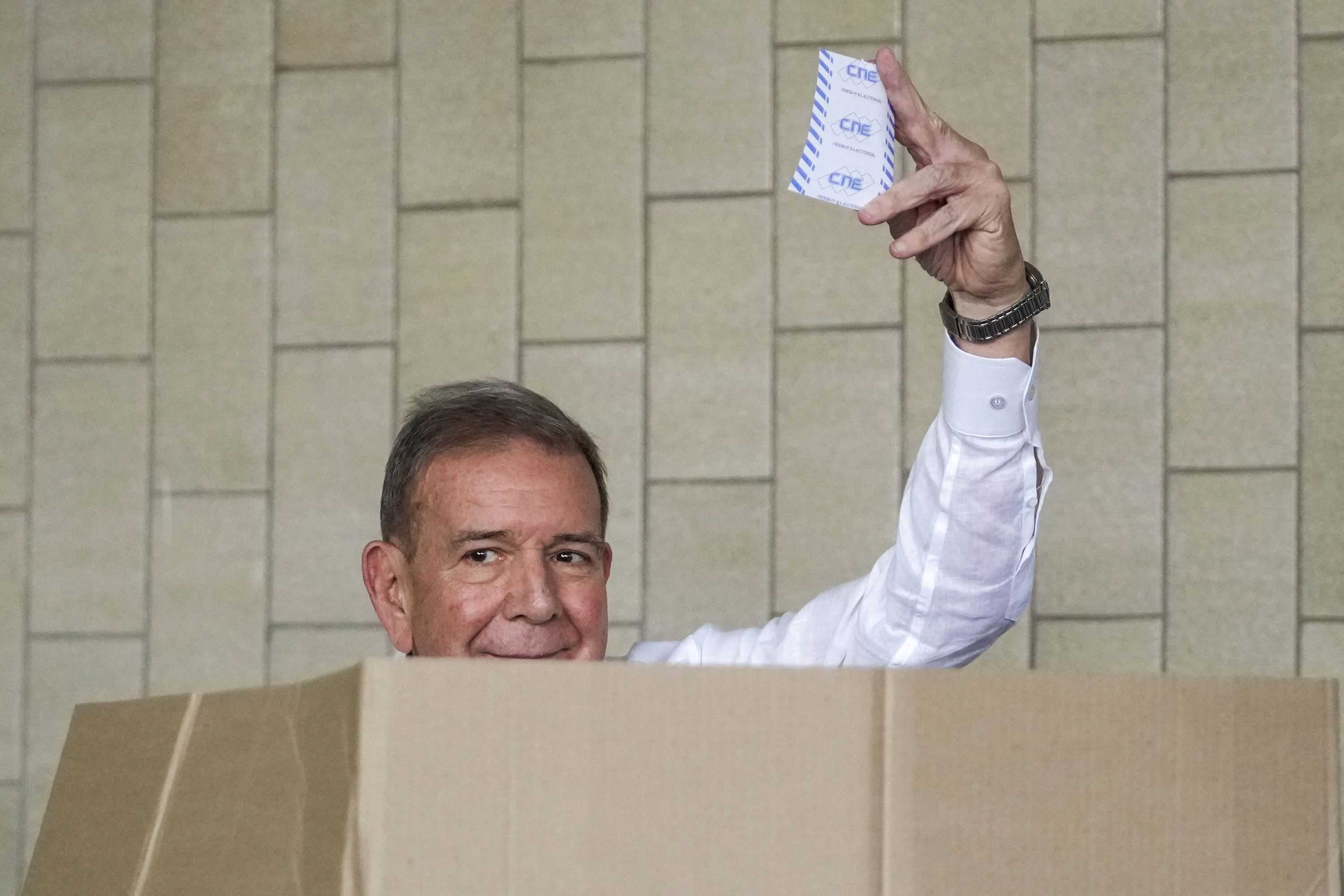 El candidato presidencial de la oposición, Edmundo González, muestra su boleta mientras vota en las elecciones presidenciales en Caracas, Venezuela, el domingo 28 de julio de 2024.