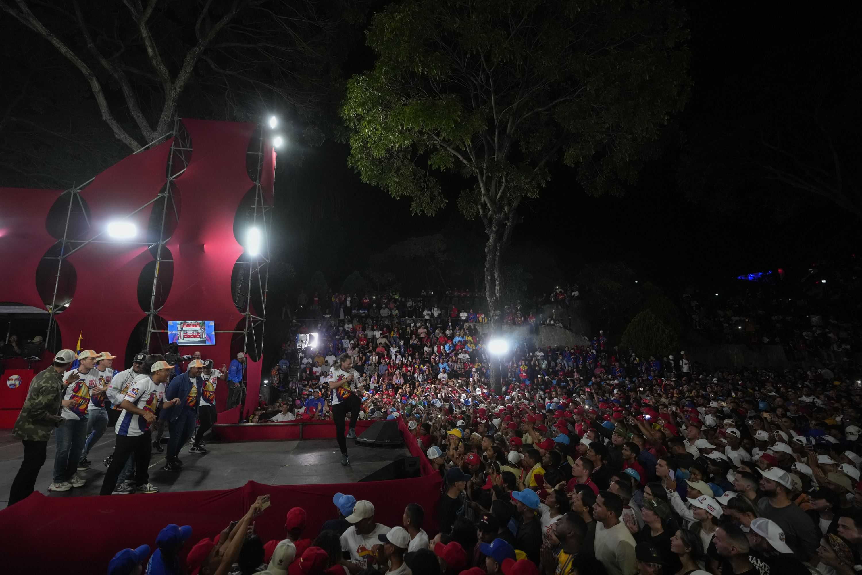 Cantantes realizan una interpretación para los partidarios del presidente Nicolás Maduro mientras esperan los resultados después del cierre de las urnas para las elecciones presidenciales en Caracas, Venezuela, el domingo 28 de julio de 2024.