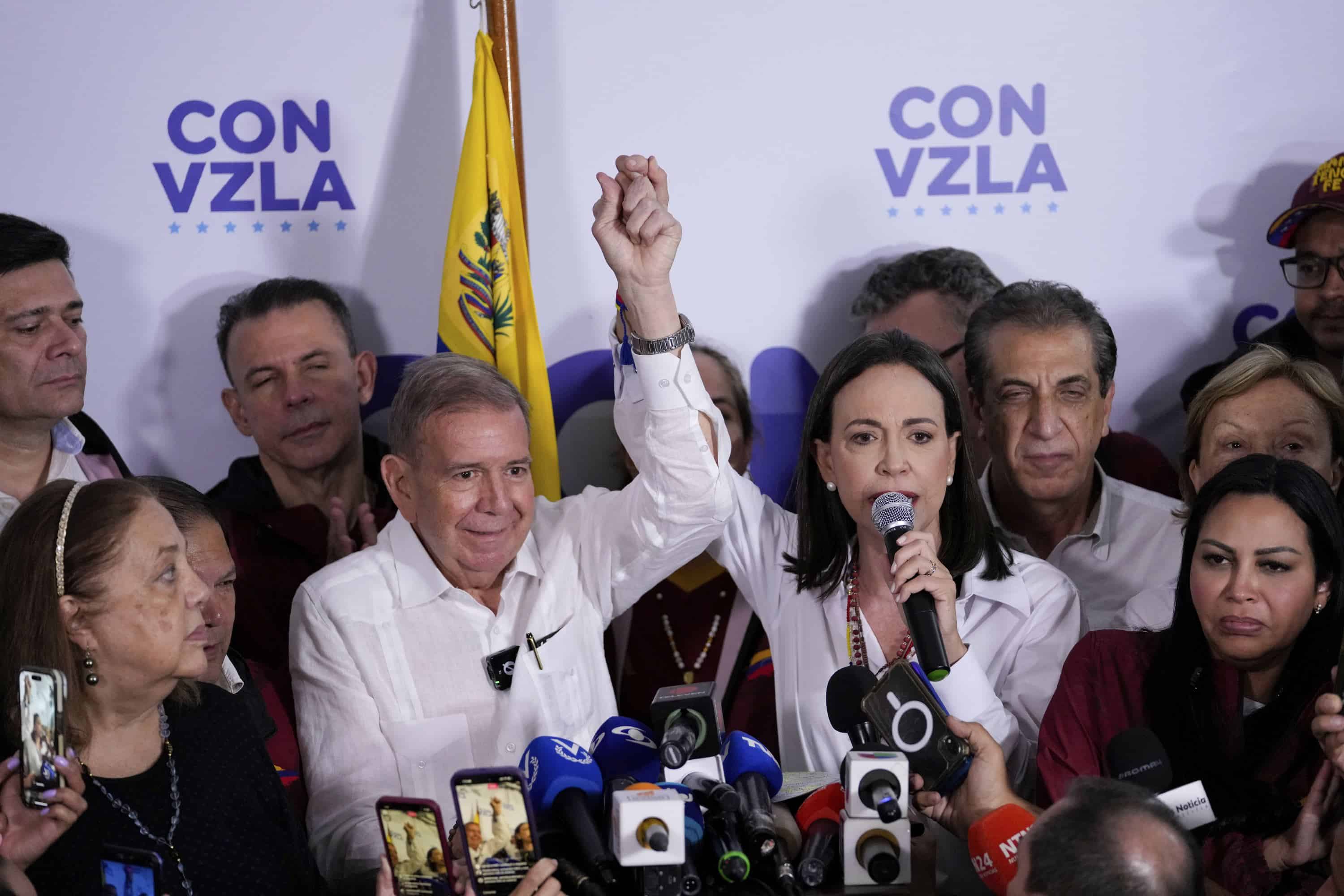 La líder opositora María Corina Machado (derecha) y el candidato presidencial Edmundo González dan una conferencia de prensa después de que las autoridades electorales declararan al presidente Nicolás Maduro ganador de las elecciones presidenciales en Caracas, Venezuela, el lunes 29 de julio de 2024.