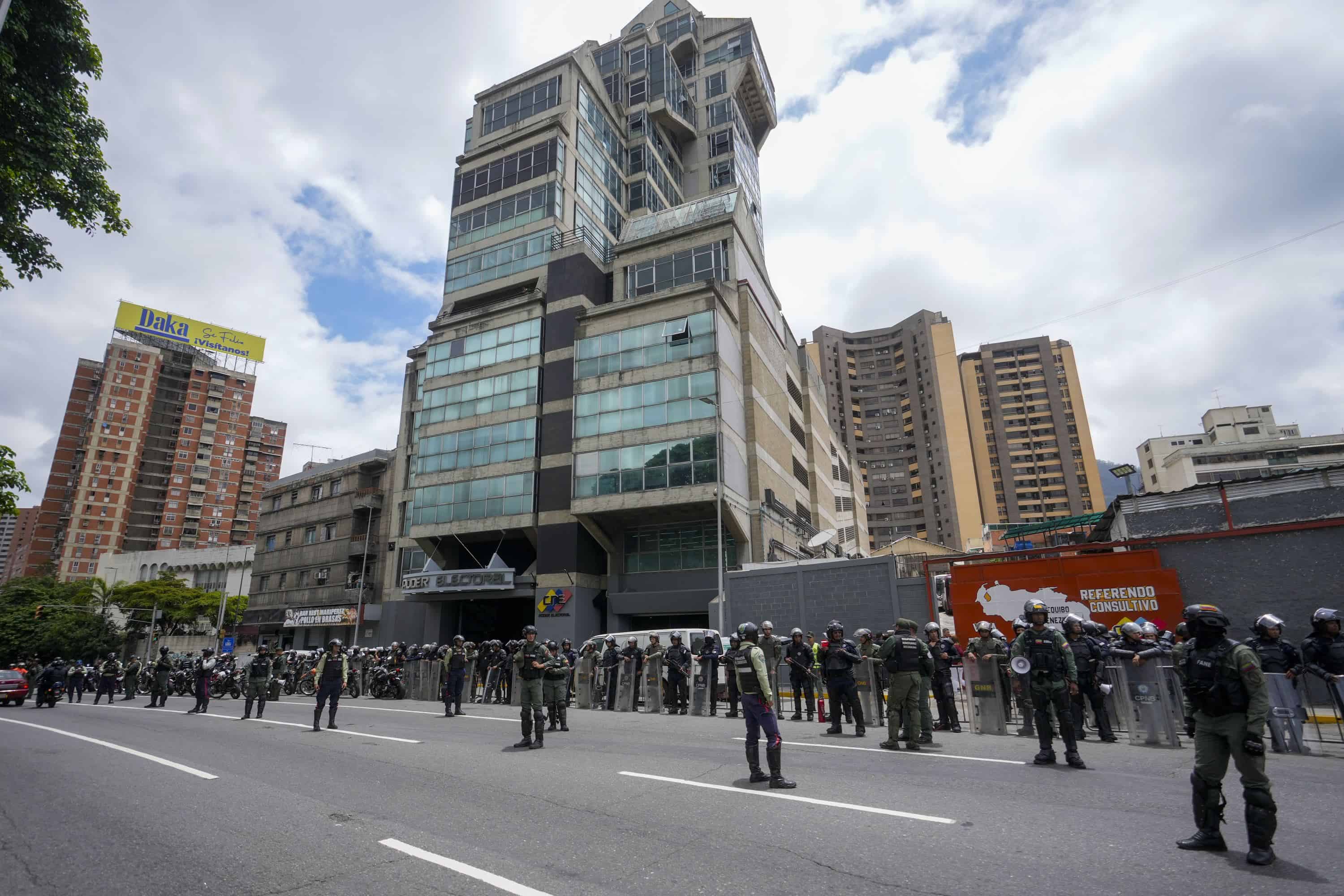 La policía y la Guardia Nacional se encuentran afuera del Consejo Nacional Electoral (CNE) el día después de las elecciones presidenciales en Caracas, Venezuela, el lunes 29 de julio de 2024.