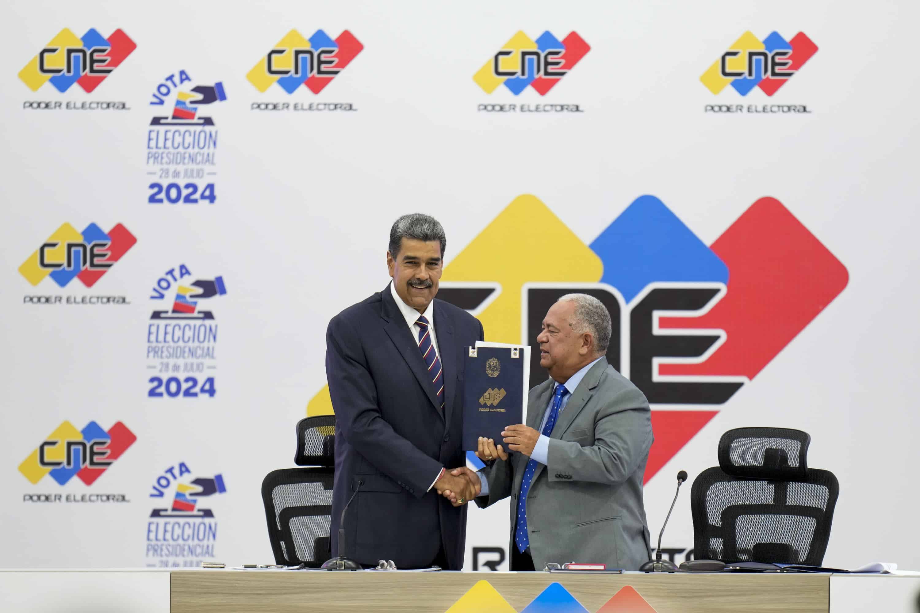 El presidente venezolano Nicolás Maduro, a la izquierda, recibe la certificación del presidente del Consejo Nacional Electoral (CNE), Elvis Amoroso, de que ganó las elecciones presidenciales en Caracas, Venezuela, el lunes 29 de julio de 2024.