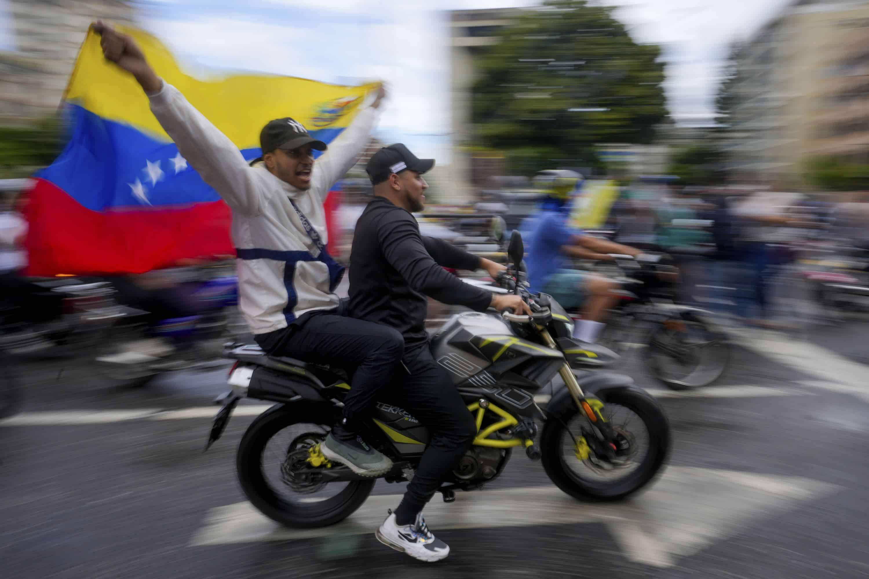 Manifestantes se manifiestan contra los resultados oficiales de las elecciones que declaran la reelección del presidente Nicolás Maduro, el día después de la votación en Caracas, Venezuela, el lunes 29 de julio de 2024.