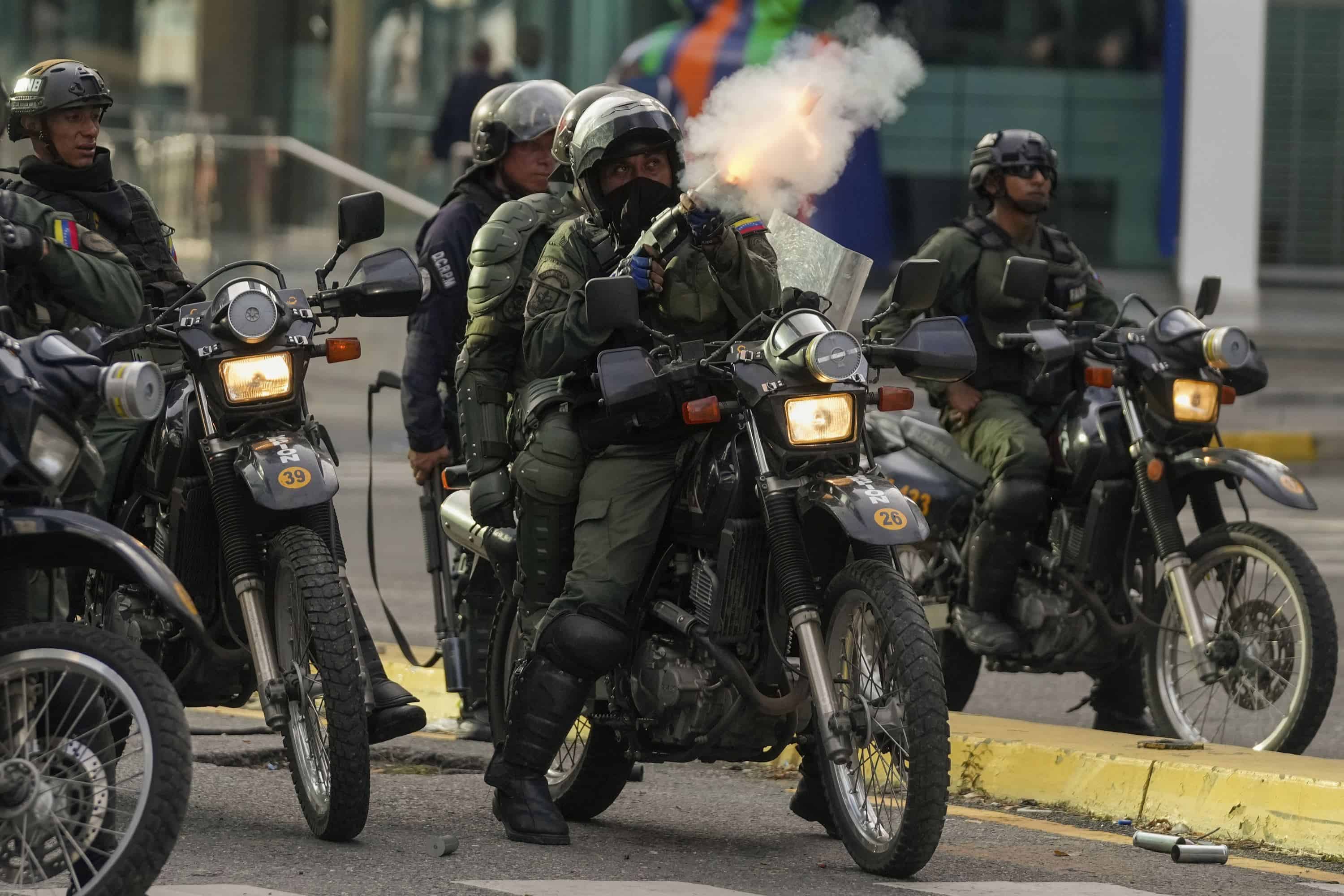 La policía dispara gases lacrimógenos contra los manifestantes que se manifiestan contra los resultados oficiales de las elecciones que declaran la reelección del presidente Nicolás Maduro, el día después de la votación en Caracas, Venezuela, el lunes 29 de julio de 2024.