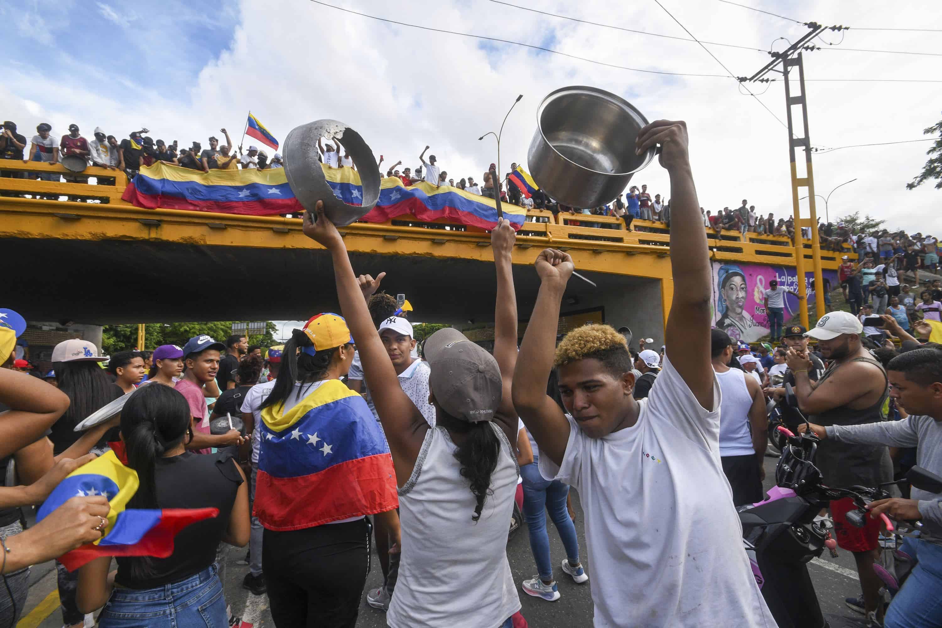 Manifestantes se manifiestan contra los resultados oficiales de las elecciones que declaran la reelección del presidente Nicolás Maduro, el día después de la votación en Valencia, Venezuela, el lunes 29 de julio de 2024.