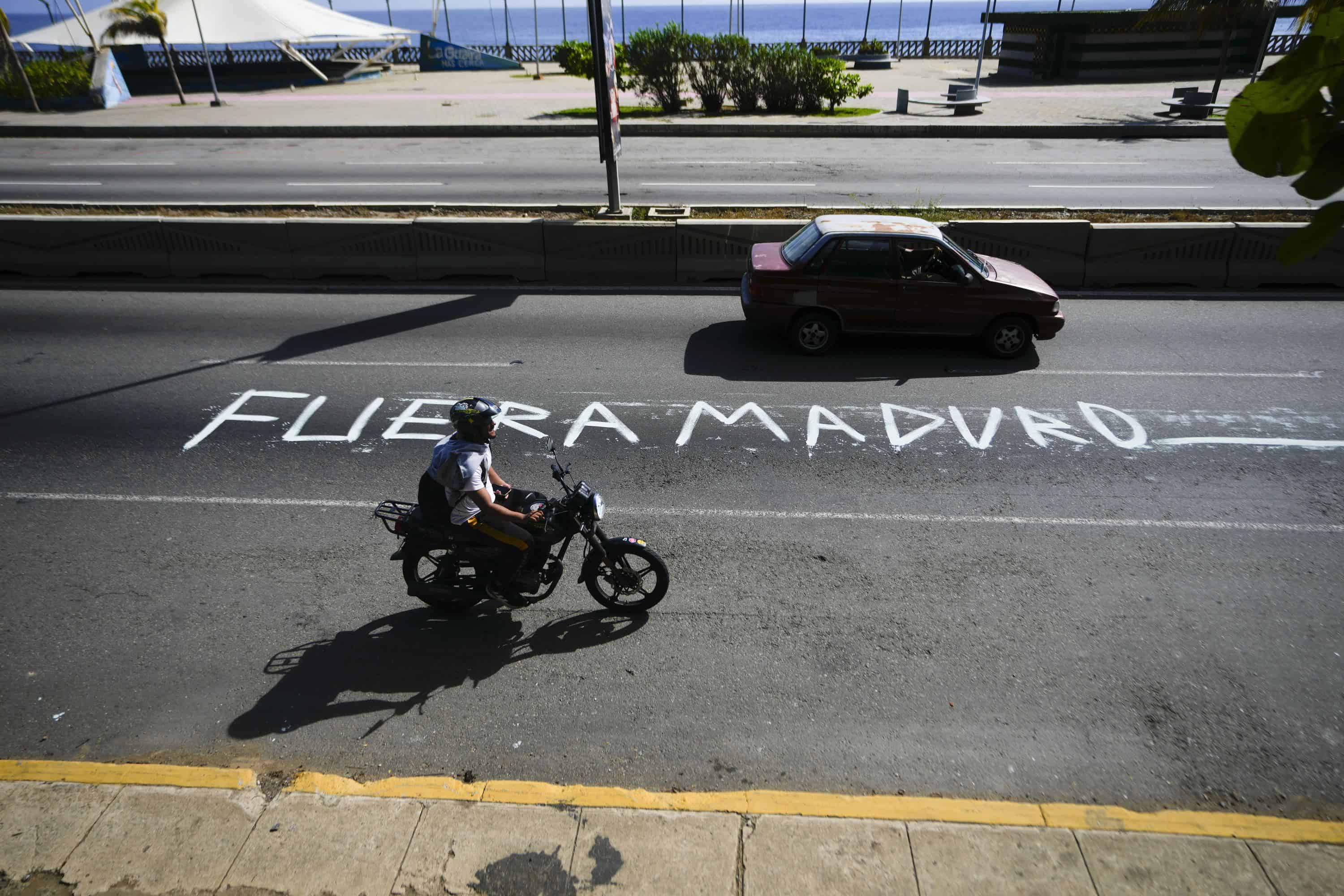 La frase en español Fuera Maduro cubre una calle en La Guaira, Venezuela, el martes 30 de julio de 2024, dos días después de las elecciones presidenciales en las que el presidente venezolano Nicolás Maduro fue certificado como ganador.