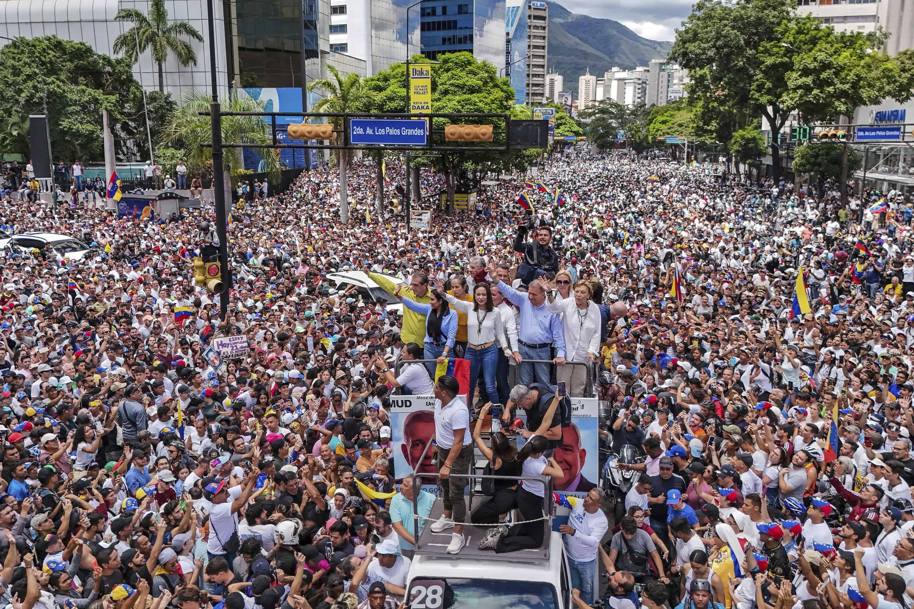 La líder opositora María Corina Machado y el candidato opositor Edmundo González viajan encima de un camión durante una protesta contra los resultados oficiales de las elecciones presidenciales que declaran ganador al presidente Nicolás Maduro en Caracas, Venezuela, el martes 30 de julio de 2024, dos días después de la votación.