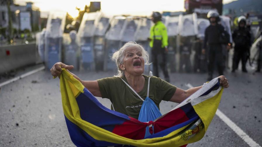 La oposición venezolana llama a la conciencia de militares y policías y carga contra Maduro