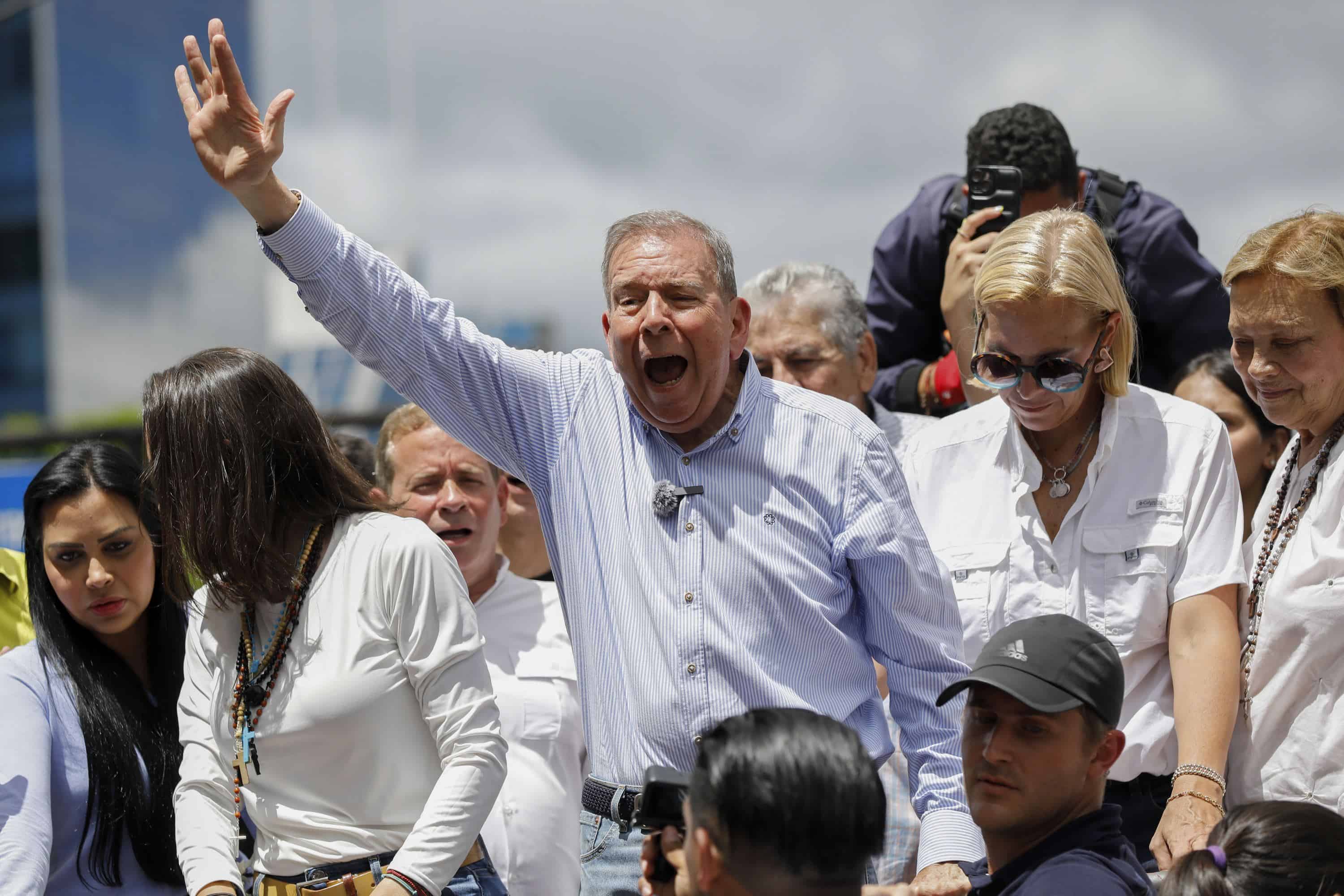 El candidato presidencial de la oposición, Edmundo González, encabeza una manifestación contra los resultados oficiales de las elecciones que declararon que el presidente Nicolás Maduro ganó la reelección en Caracas, Venezuela, el martes 30 de julio de 2024.