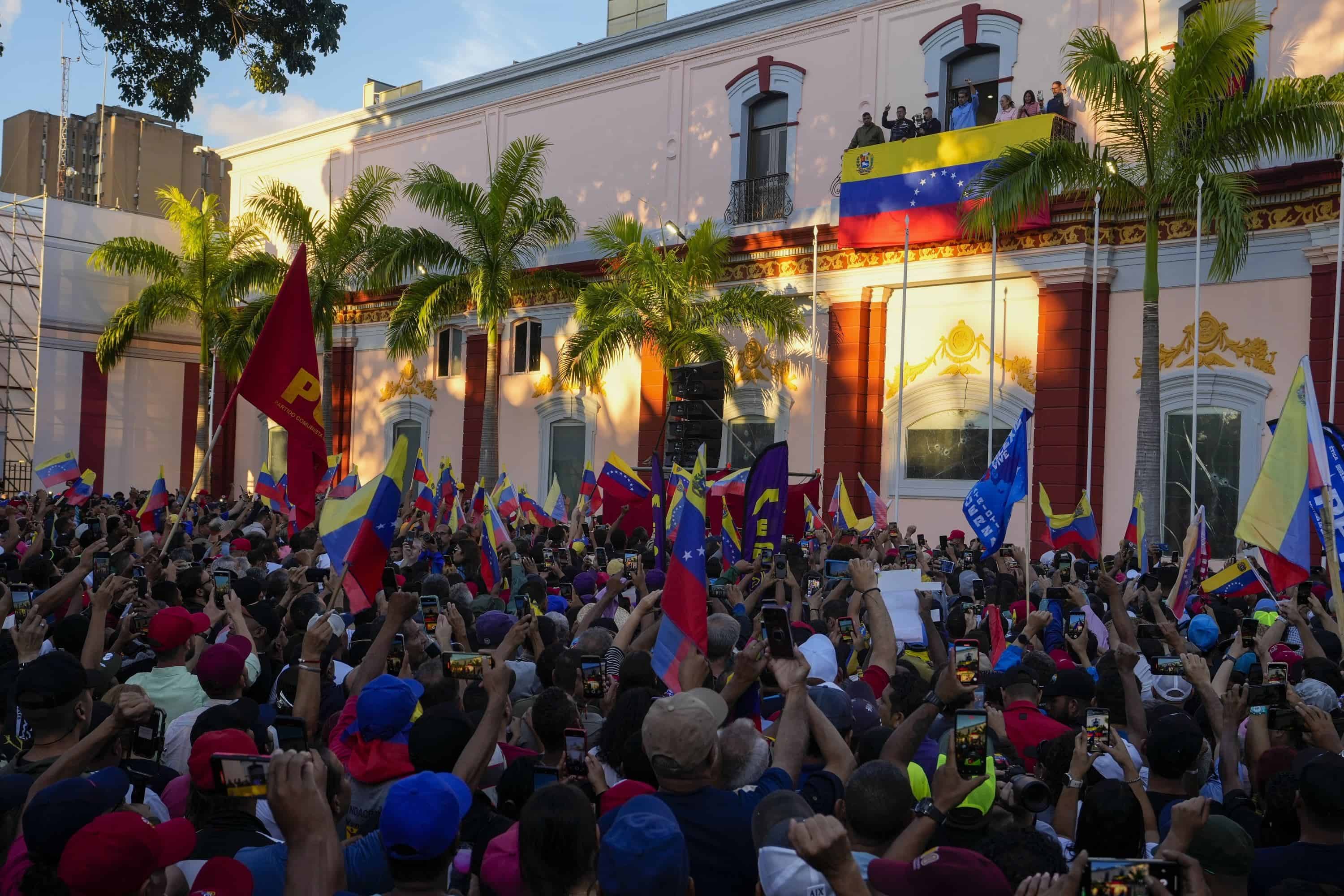 El presidente Nicolás Maduro lanza su primero ante una multitud de seguidores durante un discurso en defensa de su reelección, en Caracas, Venezuela, el martes 30 de julio de 2024.