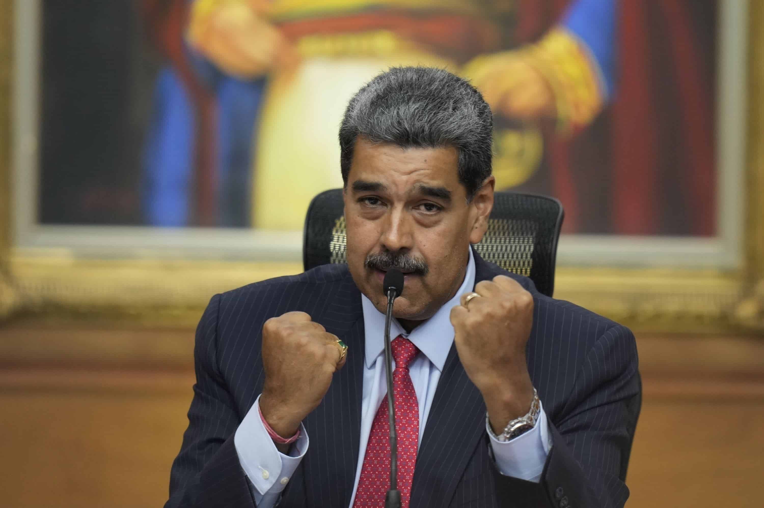 El presidente Nicolás Maduro hace gestos durante una conferencia de prensa y desafía al magnate Elon Musk a un combate en el palacio presidencial de Miraflores.