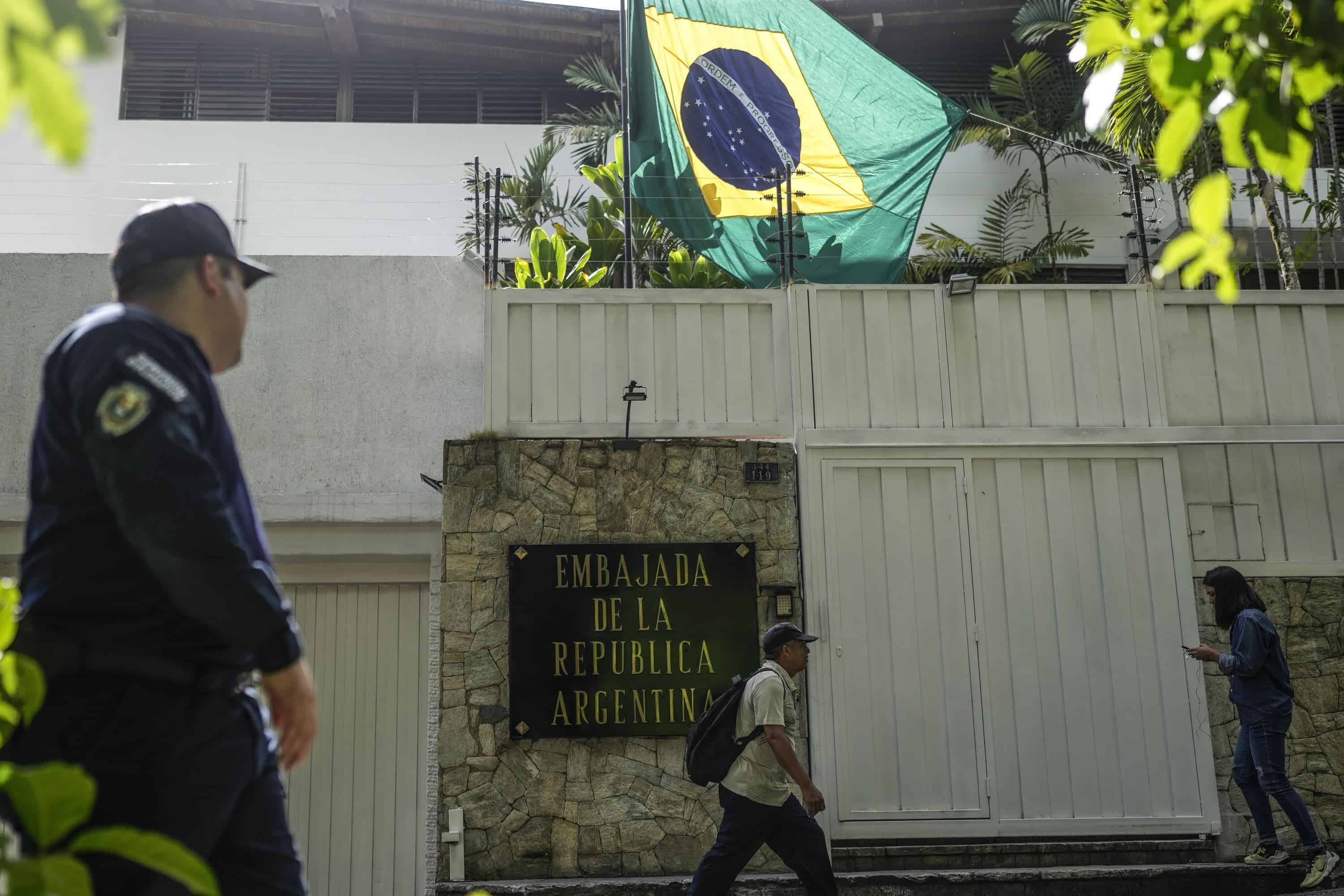 La bandera de Brasil ondea en la embajada de Argentina en Caracas, Venezuela, el jueves 1 de agosto de 2024. Argentina anunció que Brasil protegerá su embajada después de que el gobierno venezolano ordenara a su personal diplomático que abandonara el país después de que el gobierno argentino cuestionara la transparencia de las elecciones presidenciales venezolanas. resultados.