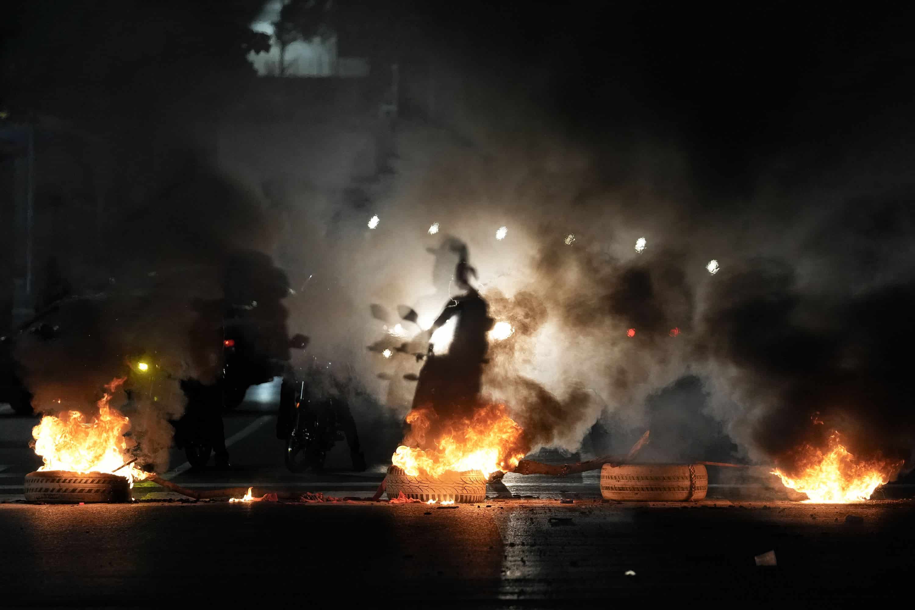 La sombra de un motociclista atraviesa una barricada en la avenida Bolívar en Caracas, Venezuela, el lunes 29 de julio de 2024, el día después de las elecciones presidenciales.