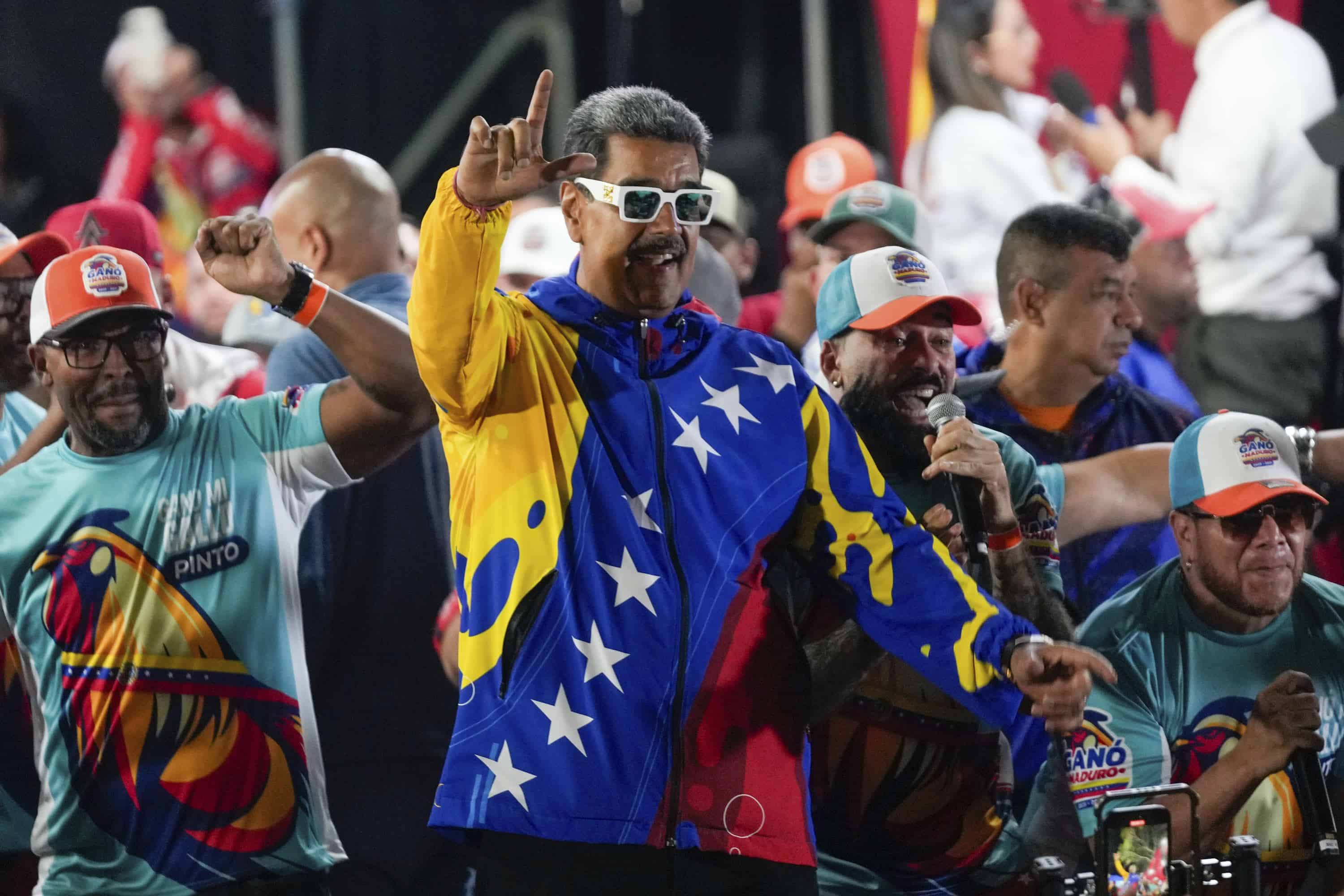 El presidente Nicolás Maduro baila afuera del palacio presidencial de Miraflores después de que las autoridades electorales lo declararan ganador de las elecciones presidenciales en Caracas, Venezuela, el lunes 29 de julio de 2024.