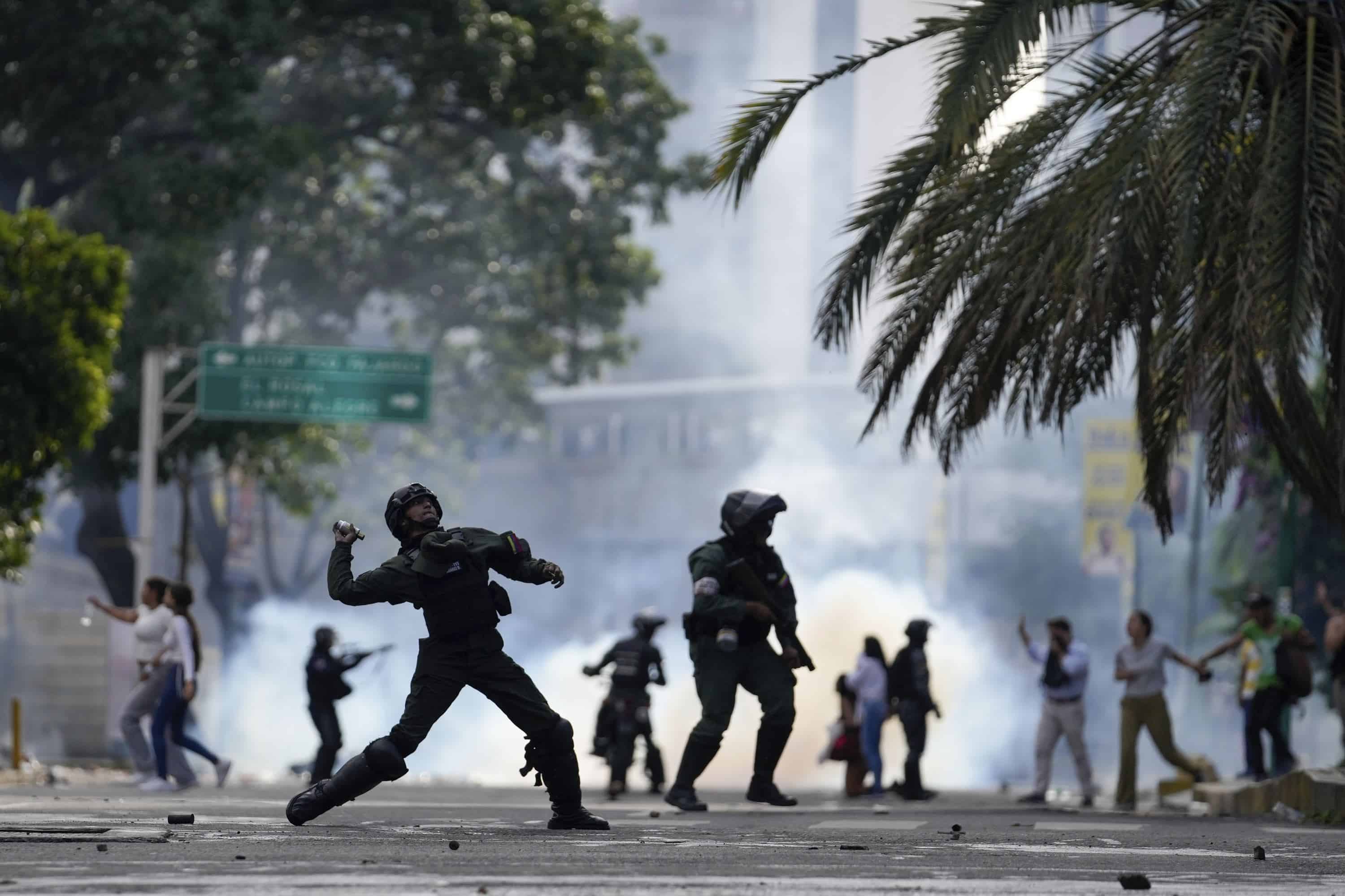 La policía arroja una bombona de gas a los manifestantes que se manifiestan contra los resultados oficiales de las elecciones que declaran la reelección del presidente Nicolás Maduro, el día después de la votación en Caracas, Venezuela, el lunes 29 de julio de 2024.