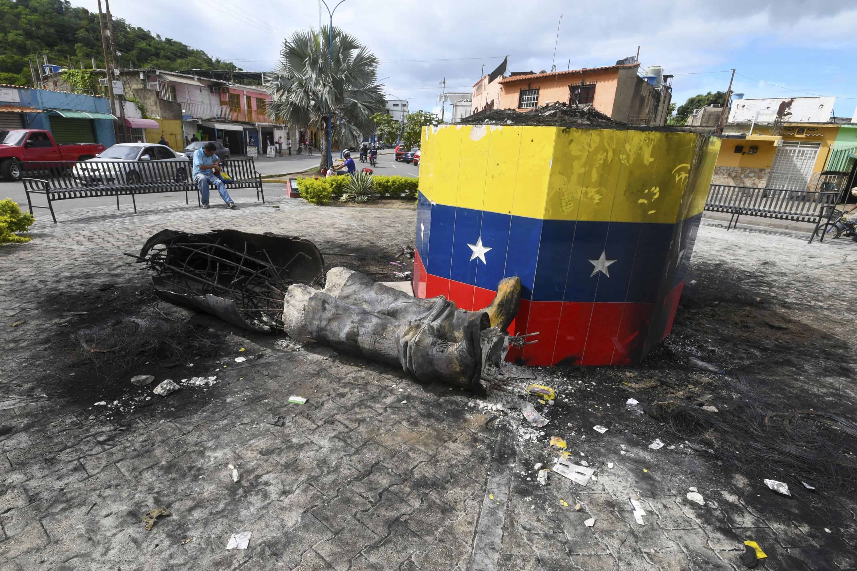 Una estatua del fallecido presidente venezolano Hugo Chávez es destruida en Valencia, Venezuela, el martes 31 de julio de 2024, un día después de las protestas contra los resultados oficiales de las elecciones que certificaron como ganador al protegido de Chávez, el actual presidente Nicolás Maduro.