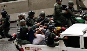 Gobierno de Venezuela detiene a dos hombres con armas provenientes presuntamente de EE.UU.