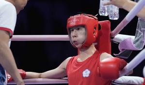 Boxeadora taiwanesa Lin, implicada en polémica de género, supera primer combate