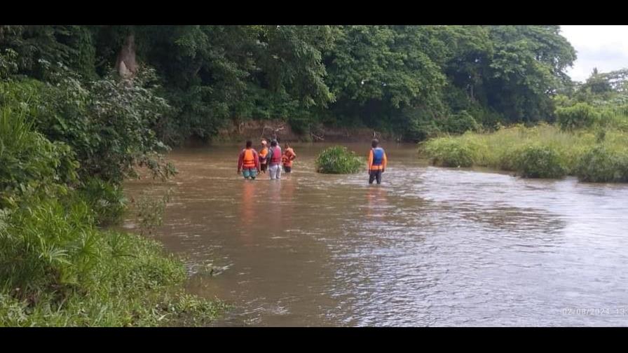 Autoridades buscan a un hombre que desapareció mientras se bañaba en río de El Seibo