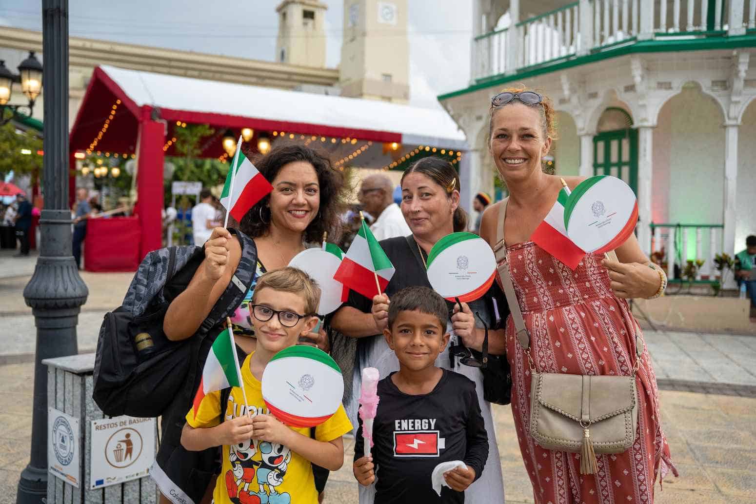 Visistantes a la Fiesta Nacional de Italia en POP