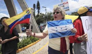 Venezolanos en Honduras protestan contra Maduro y oficialistas hondureños lo apoyan