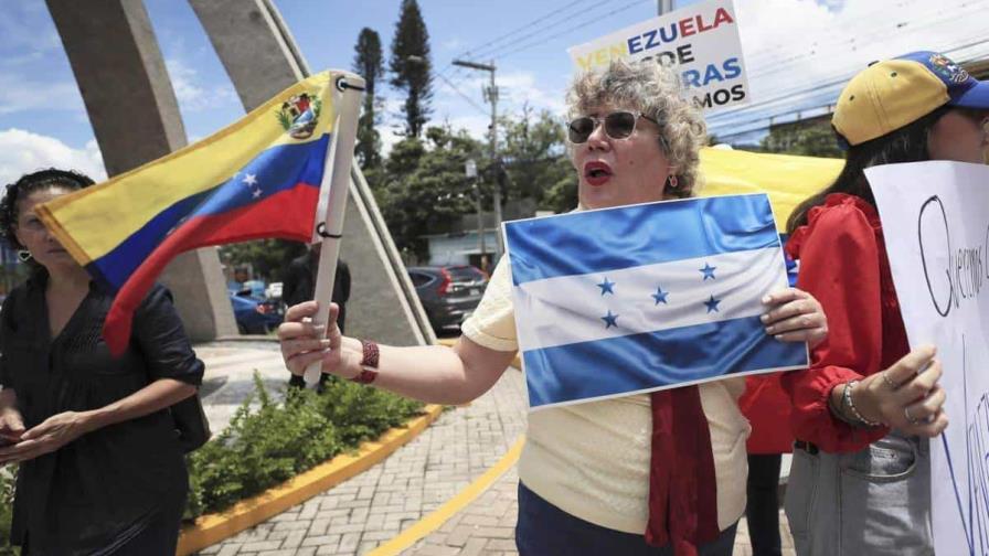 Venezolanos en Honduras protestan contra Maduro y oficialistas hondureños lo apoyan