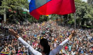 ¡Nunca hemos estado tan fuertes!: Machado reaparece en marcha opositora en Venezuela