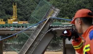 Suben a 38 los muertos por el colapso de un puente en China y 24 personas siguen desaparecidas