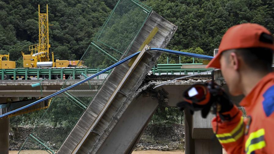 Suben a 38 los muertos por el colapso de un puente en China y 24 personas siguen desaparecidas