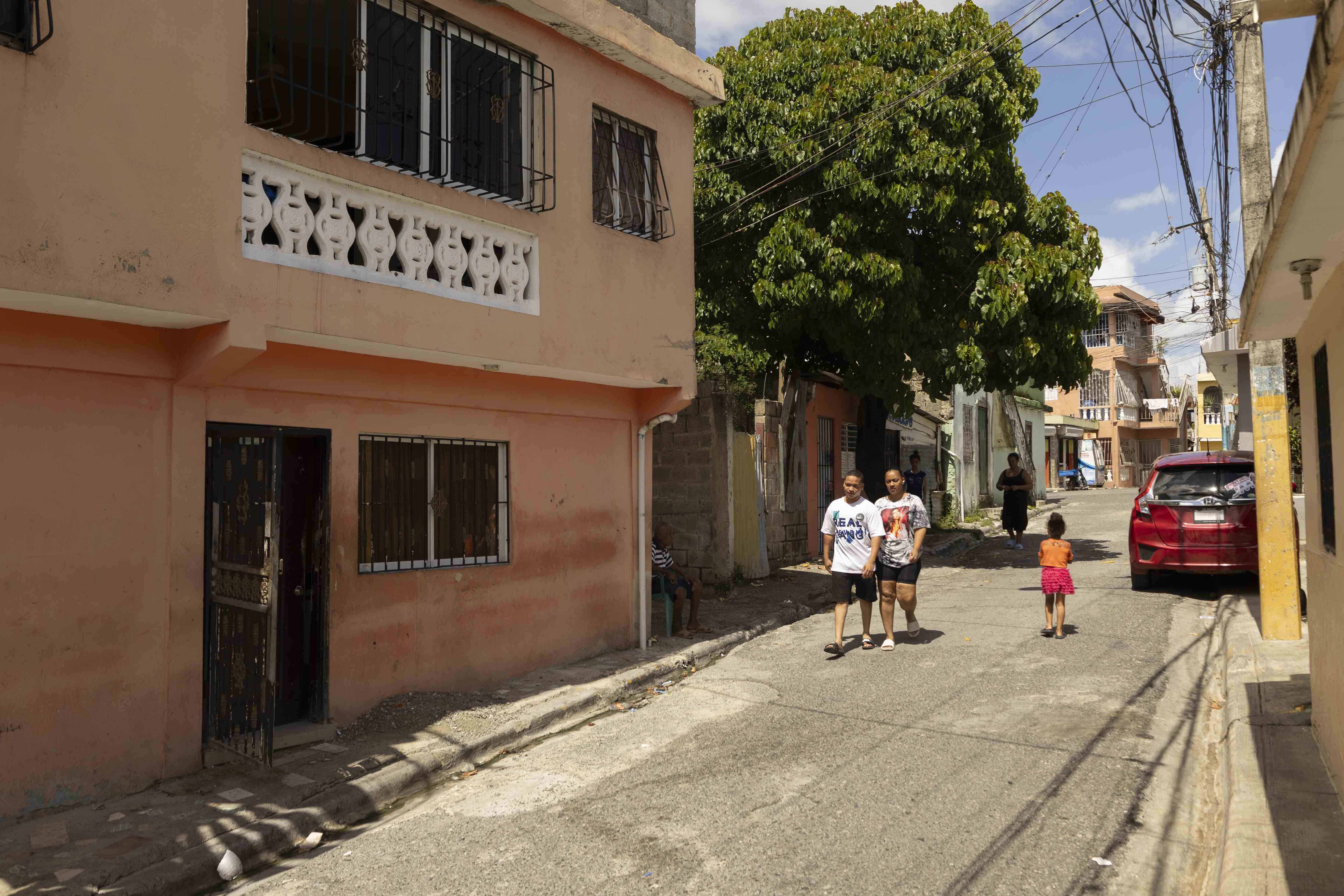 En la calle Anacaona han ocurrido tres casos de descarga eléctrica en personas.