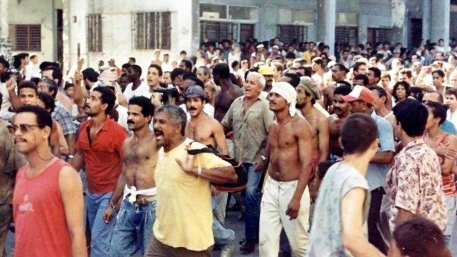 Las icónicas fotos del Maleconazo, 30 años después: Era el único ahí