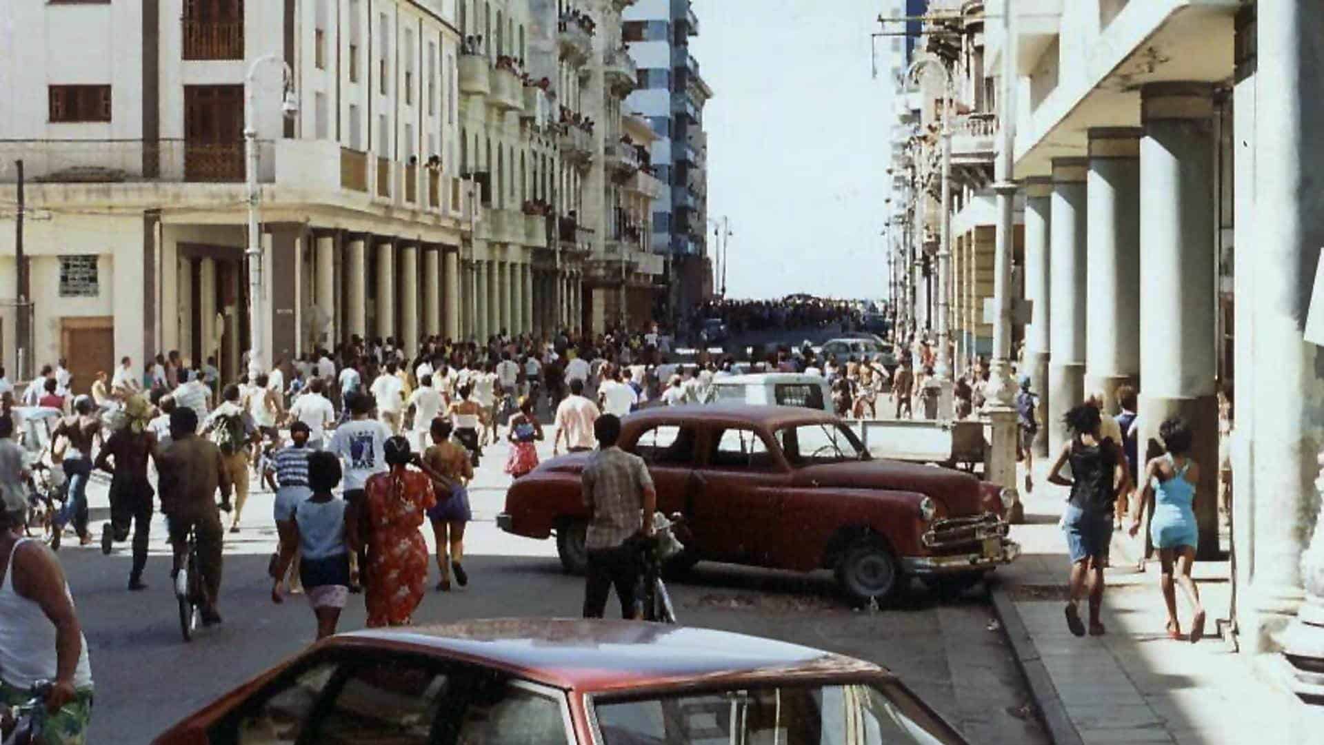 Una de las icónicas imágenes del Maleconazo, la primera gran protesta antigubernamental desde 1959, y que este lunes cumple 30 años.