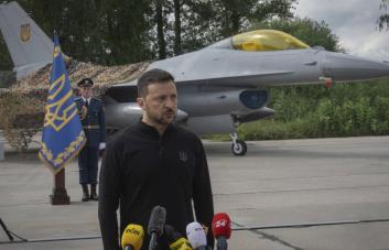 Zelenski anuncia la llegada a Ucrania de los primeros aviones de combate F-16