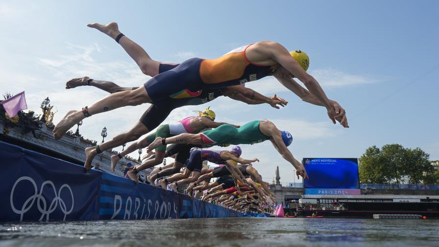 Bélgica se baja del triatlón mixto: una competidora que nadó en el Sena se enfermó