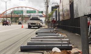 Construyen bolardos en solar cerca de Industria y Comercio