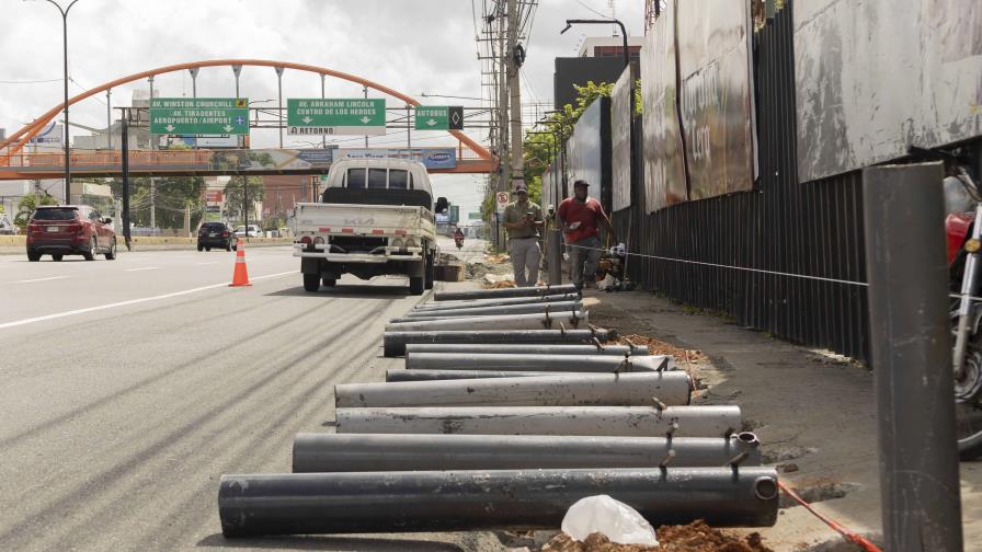 Construyen bolardos en solar cerca de Industria y Comercio