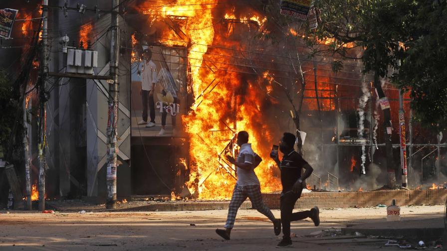 Decenas de muertos y cientos de heridos mientras continúan las protestas en Bangladesh