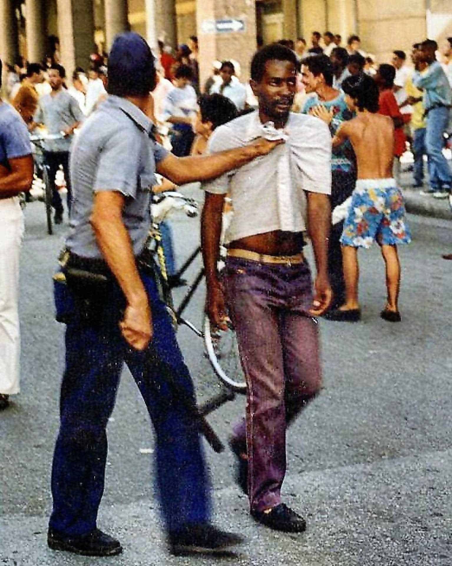 Una de las icónicas imágenes del Maleconazo, la primera gran protesta antigubernamental desde 1959, y que este lunes cumple 30 años.