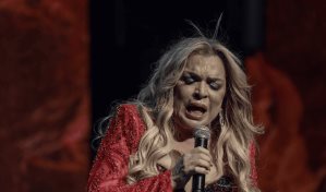 Ednita Nazario, agradecida y emocionada en un laureado concierto en el Teatro Nacional