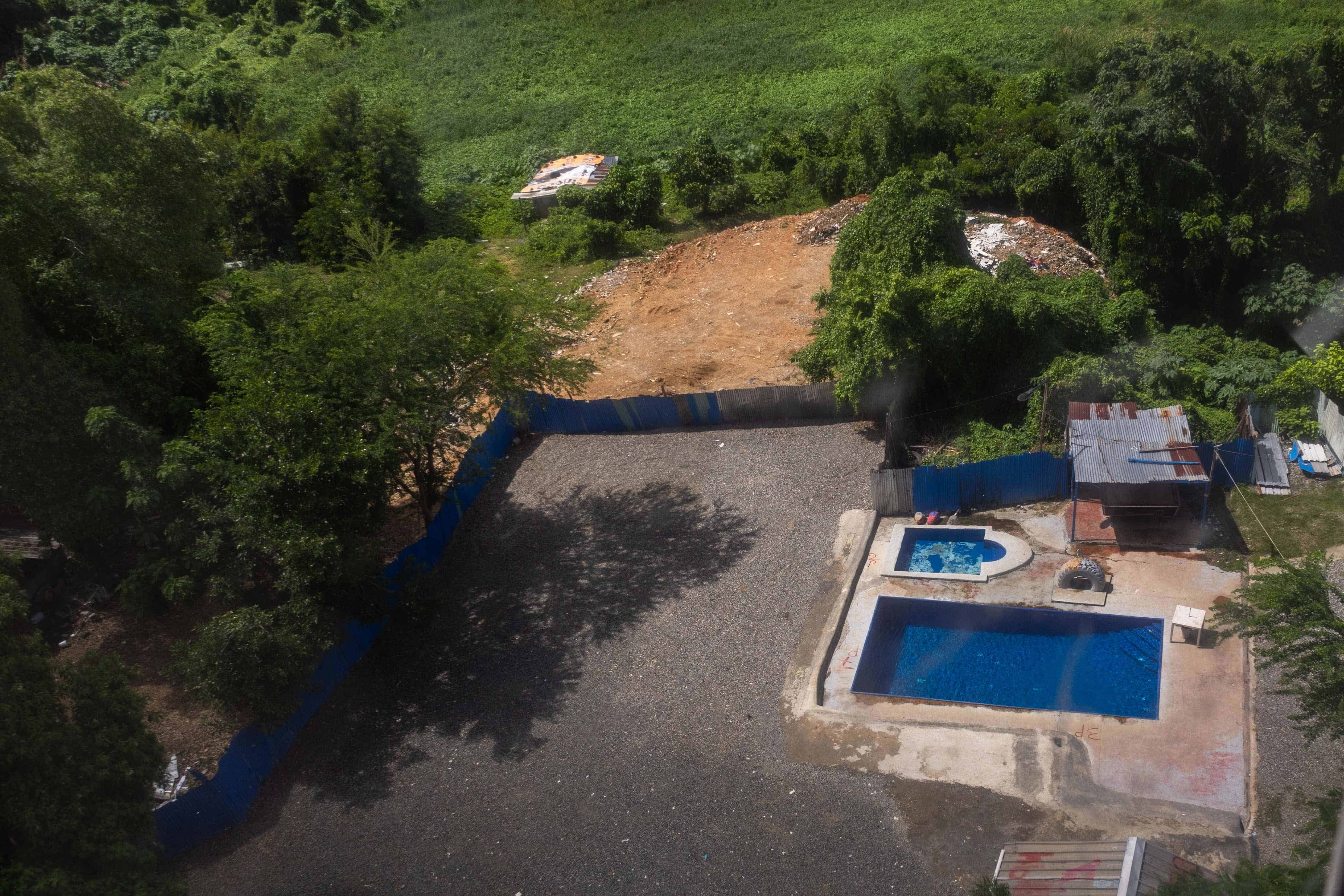 La familia Cuevas ha construido una piscina que es frecuentadas los fines de semana, de acuerdo a denuncias.