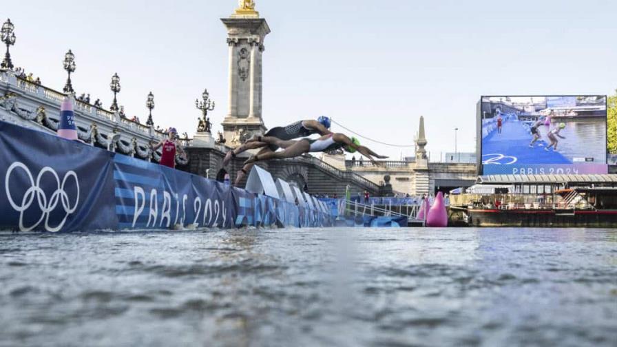 Una triatleta olímpica belga se enferma tras competir en el Sena