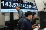 La Bolsa de Tokio llega a caer hasta un 7 % en el primer tramo por la fortaleza del yen La Bolsa de Tokio llega a caer hasta un 7 % en el primer tramo por la fortaleza del yen