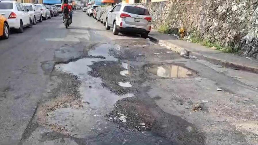 Hay una fuga de agua en calle Padre Arias de Cristo Rey