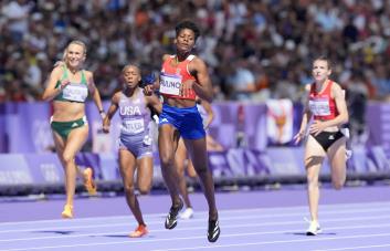 Marileidy Paulino clasifica en primer lugar a la semifinal de los 400 metros en París