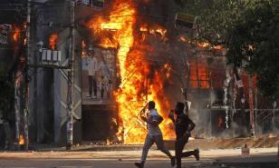 La primera ministra de Bangladesh renuncia tras semanas de protestas, miles allanan su residencia