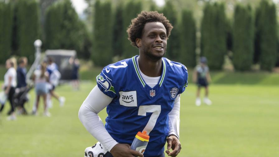 QB de Seahawks, Geno Smith, regresa a entrenamientos tras problemas en rodilla y cadera