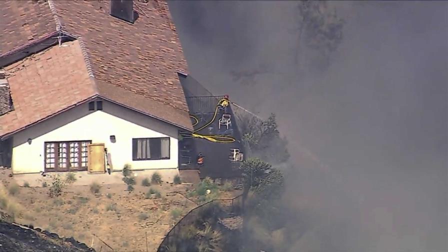 Incendio forestal en el sur de California calcina viviendas en laderas