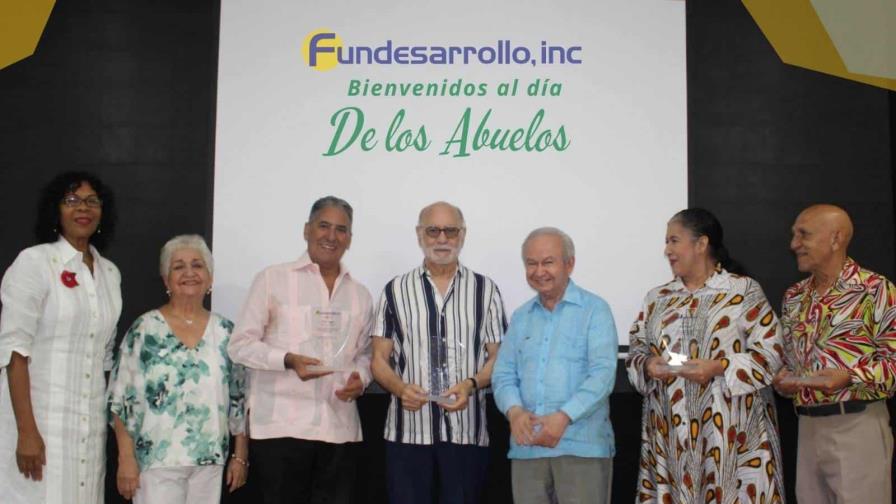 Reconocen la trayectoria de Niní Cáffaro y Alicia Baroni en celebración del Día de los Abuelos