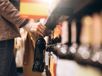 Hombre que robó 1,300 botellas de vino es condenado en Francia
