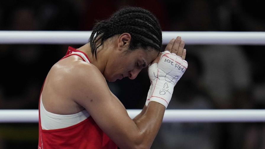 Khelif, boxeadora argelina rodeada por la controversia, se instala en el combate por el oro olímpico